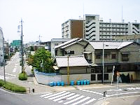 昔ながらの建物と背の高い住宅、名古屋市熱田区