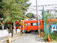 名古屋市南区の路地を走る電車