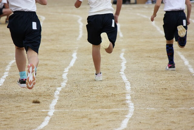 小学校の運動会で走る児童